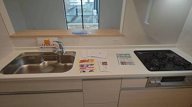 お子様と並んで料理をしても余裕のゆとりのキッチン