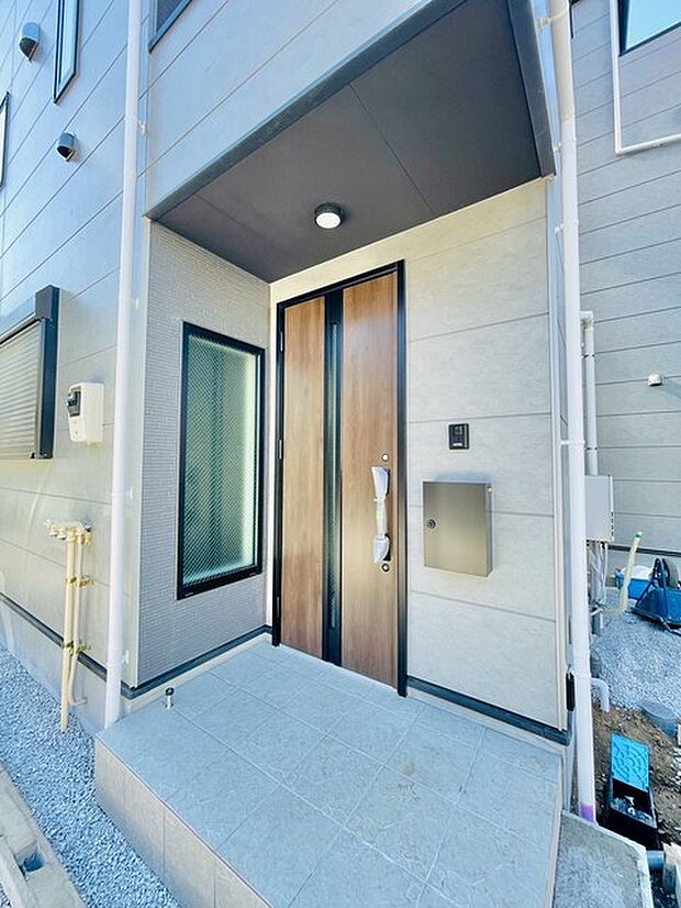 ポーチのついた新築分譲物件。玄関の印象はいかがでしょうか?入口からご覧ください。