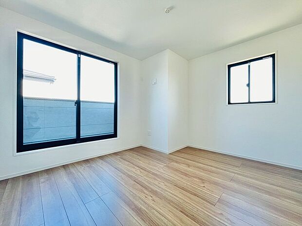 濃いめの木目調が、白い壁紙にマッチして木の暖かさを演出してます。