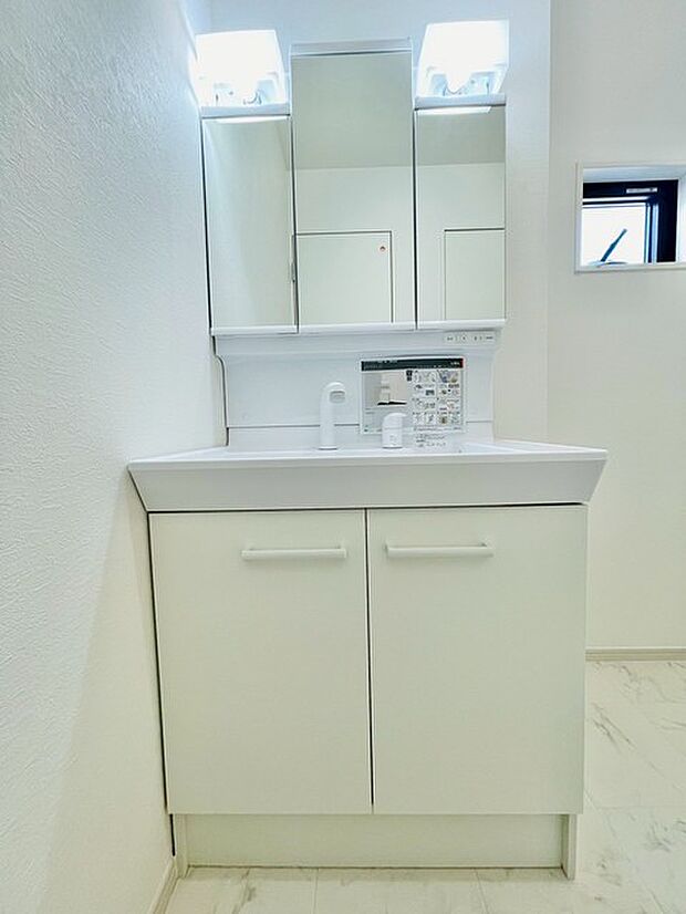 お出かけ前の身だしなみに一歩差がつく三面鏡。