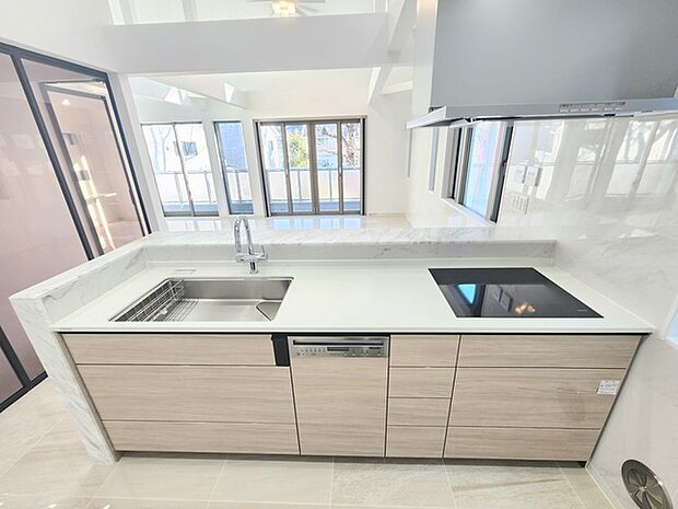 料理をしながらでもご家族との会話を楽しめる対面キッチン。 