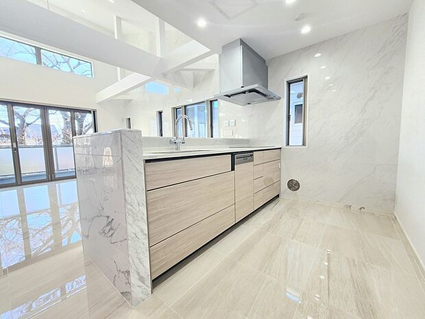 お子様と並んで料理をしても余裕のゆとりのキッチン 