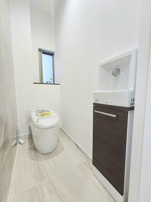 もちろんウォシュレット機能付き。憩いの場としてひそかに注目度の高いお手洗いにもご注目ください。 