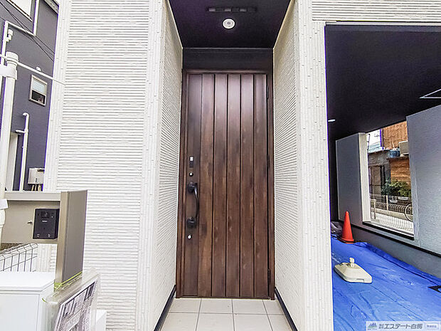 ポーチのついた新築分譲物件。玄関の印象はいかがでしょうか？入口からご覧ください。 