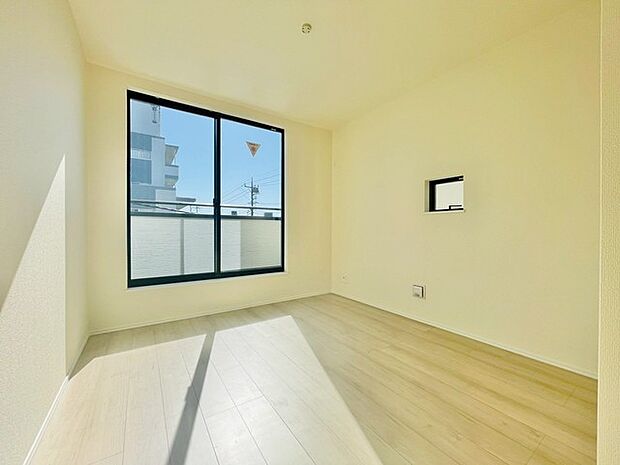 たっぷりの陽光と、心地よい風が舞い込みます。