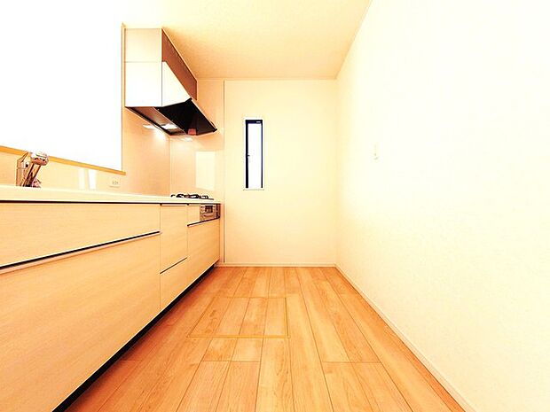 吊戸棚で視界を遮らず、パノラマ感を重視したタイプのキッチンスペース。