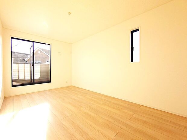 今からここを誰のお部屋にしようか、そんな洋室。