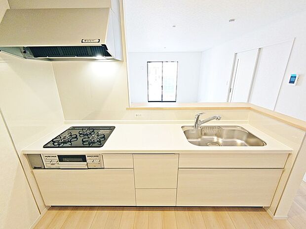 カウンターからはリビングが広く見渡せ、ご家族とのコミュニケーションも弾みます。