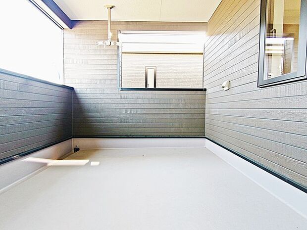 ゆとりの広さを確保したバルコニー。お布団を干すのも、この広さならラクラク。