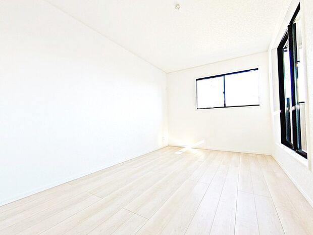 窓から届く柔らかな光が、穏やかな時を刻む室内を演出