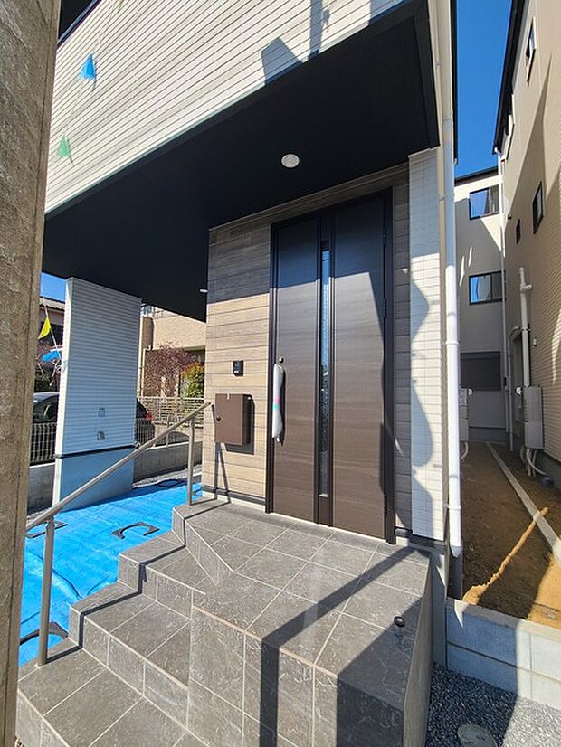 ポーチのついた新築分譲物件。玄関の印象はいかがでしょうか?入口からご覧ください。