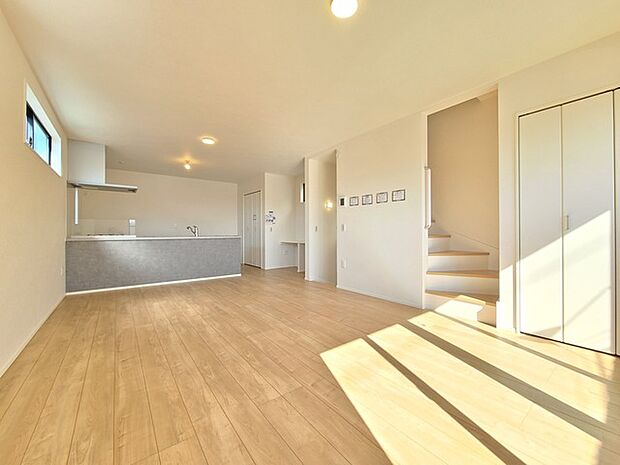 解放感あふれる2階リビングは、自然に光と風に恵まれます。