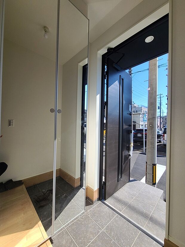 忙しい朝でもさっと身だしなみの確認が出来る大きな鏡付きシューズクローク