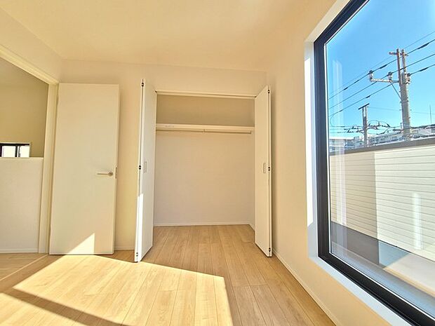 大きな窓から明るい日差しが差し込みます