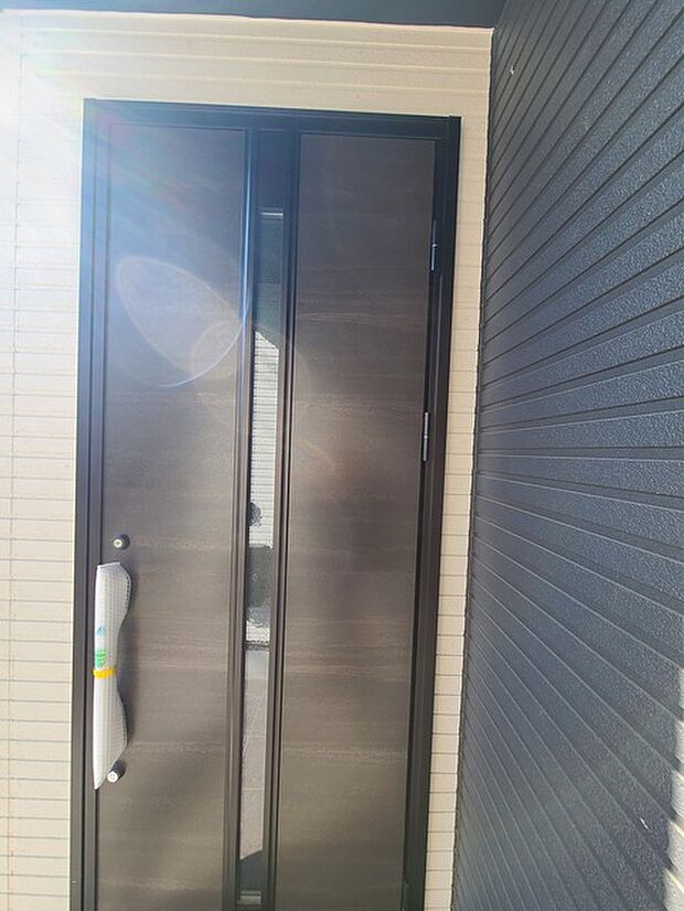 この扉を開けると、新築の木の匂いが待ってます。 