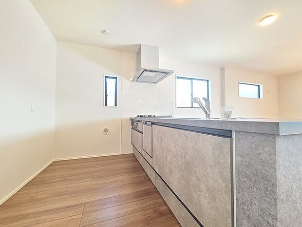 ご家族を近くに感じられる対面キッチン。