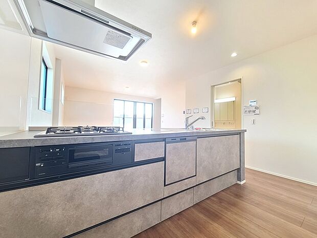 お子様と並んで料理をしても余裕のゆとりのキッチン 