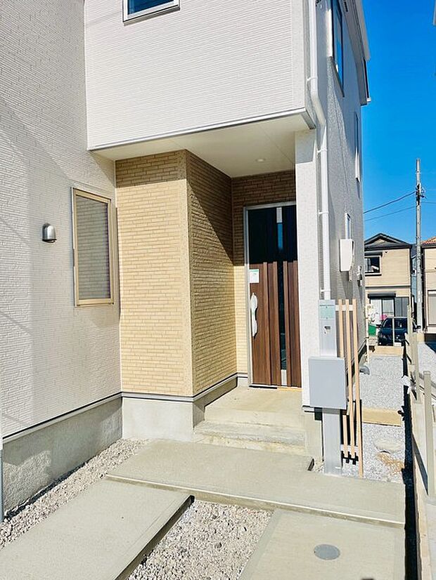 ポーチのついた新築分譲物件。玄関の印象はいかがでしょうか?入口からご覧ください。