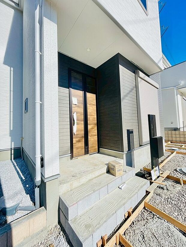 ポーチのついた新築分譲物件。玄関の印象はいかがでしょうか？入口からご覧ください。 