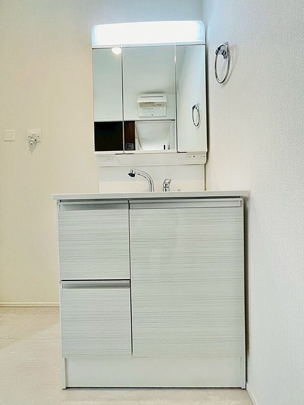 お出かけ前の身だしなみに一歩差がつく三面鏡。 