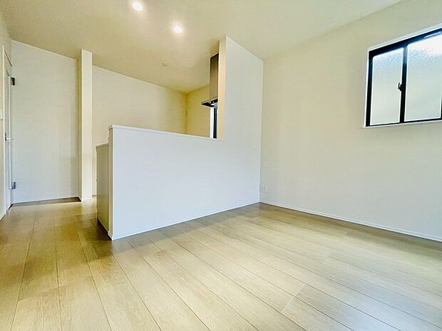 窓からの光が心地よい、広々とした空間。