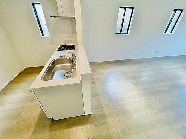 斜めの窓から柔らかな光が注ぎ、心地よい広がりを感じる空間