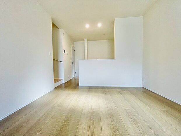 真っ白な壁と木目調の床が織りなす、穏やかで開放感あふれる空間。