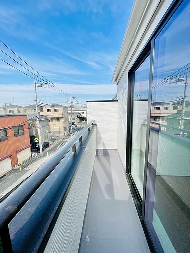 澄み渡る空と、開放感あふれるバルコニーの眺め