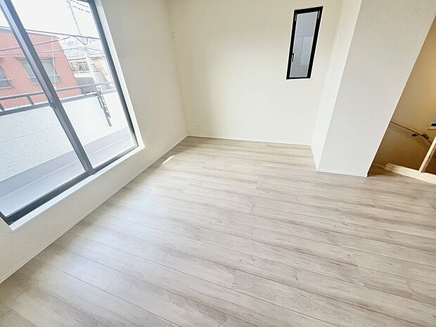 ご家族みんながゆったりくつろげる広々リビング。