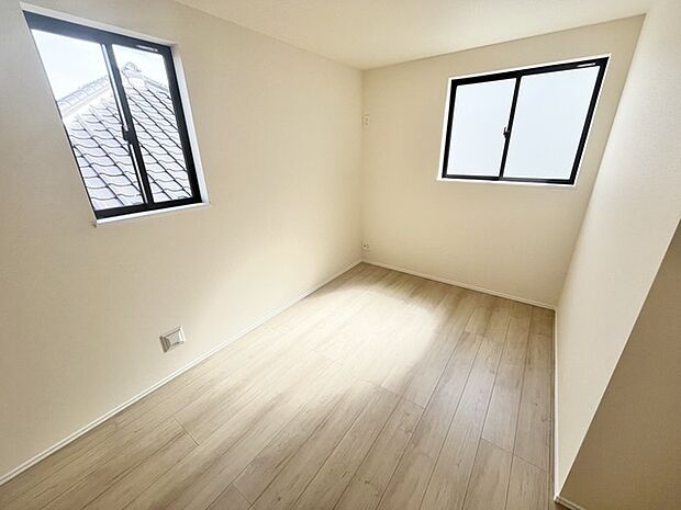 今からここを誰のお部屋にしようか、そんな洋室です。