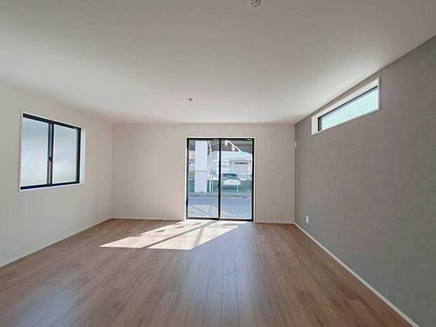 心地よい自然光が、開放的な空間に柔らかな陰影を描き出します。