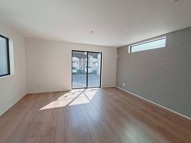 広々とした空間に、心地よい光が広がる開放的なリビング