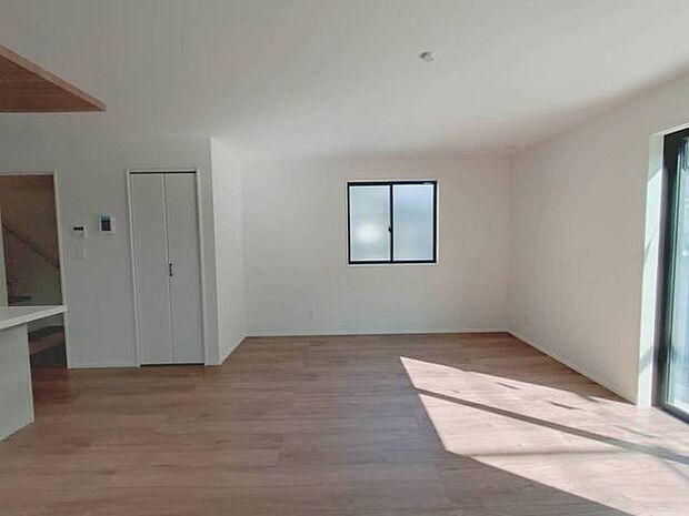 広々とした空間に、柔らかな自然光が心地よい時間をもたらします。