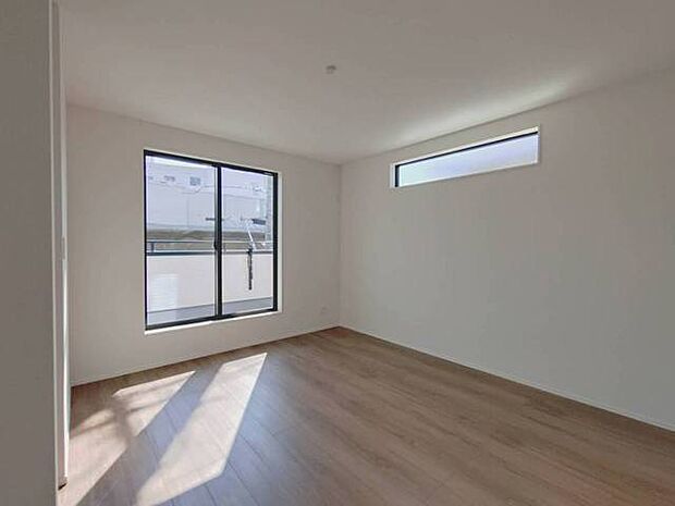 広々とした空間に、穏やかな光が心地よい風を運ぶ。