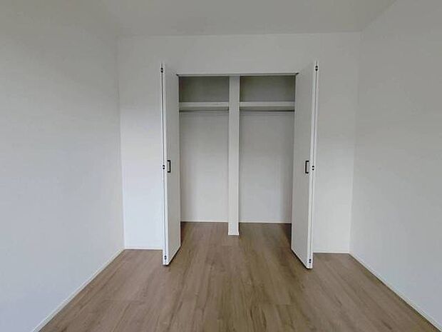 清潔感あふれる空間に、広がりを感じさせる設え。