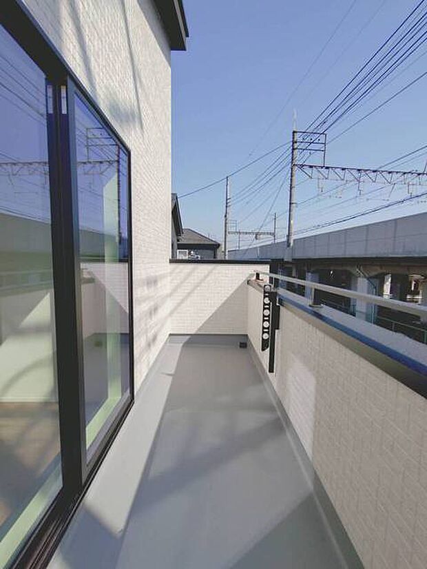 視線が広がる、開放感のあるバルコニー空間