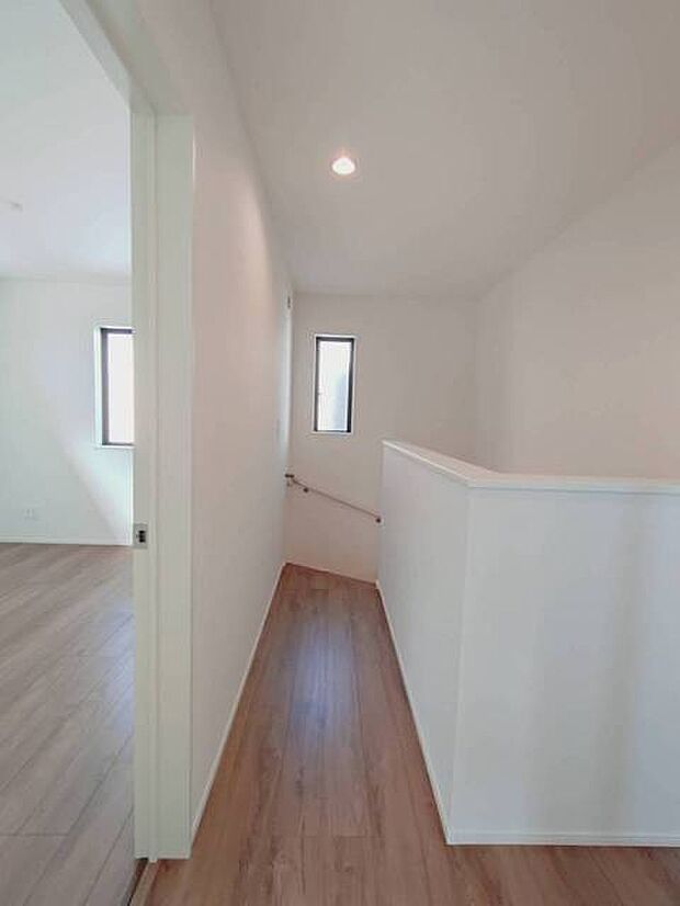 ぬくもりを感じる木目調の床が、穏やかな空間を演出します。