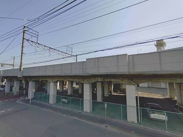 高架下空間が広がる、開放感あふれる立地。