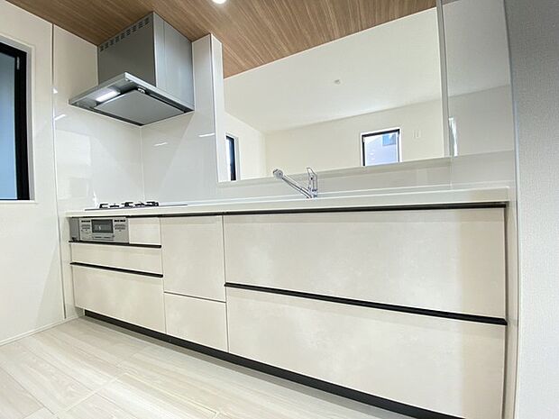 ご家族を近くに感じられる対面キッチン。