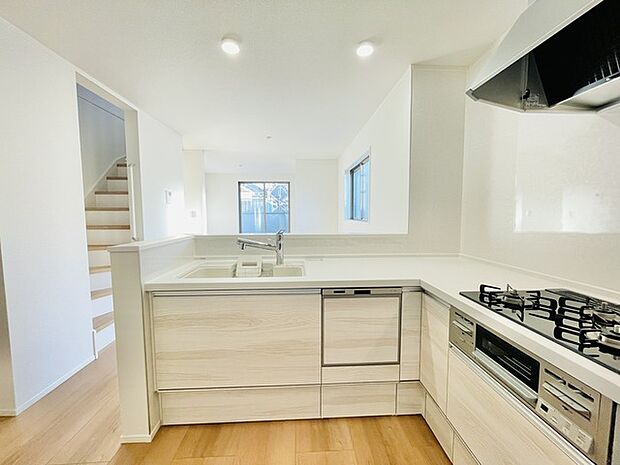 ご家族を近くに感じられる対面キッチン。