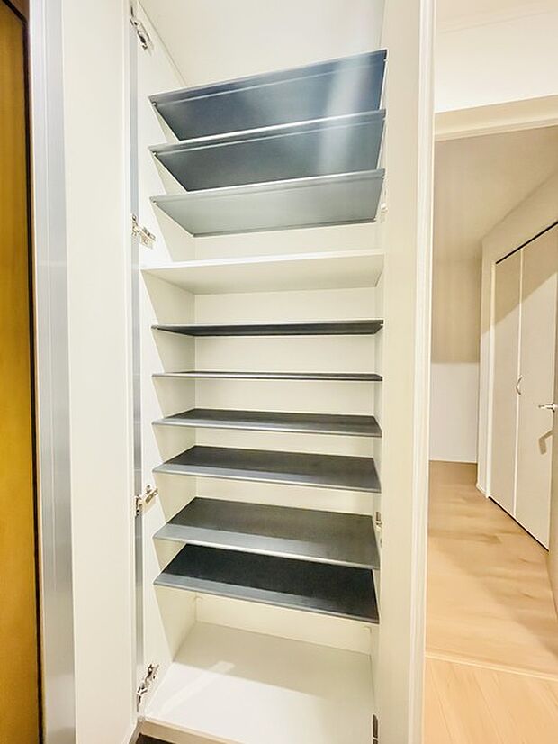 玄関がいつも片づく大容量シューズボックス。