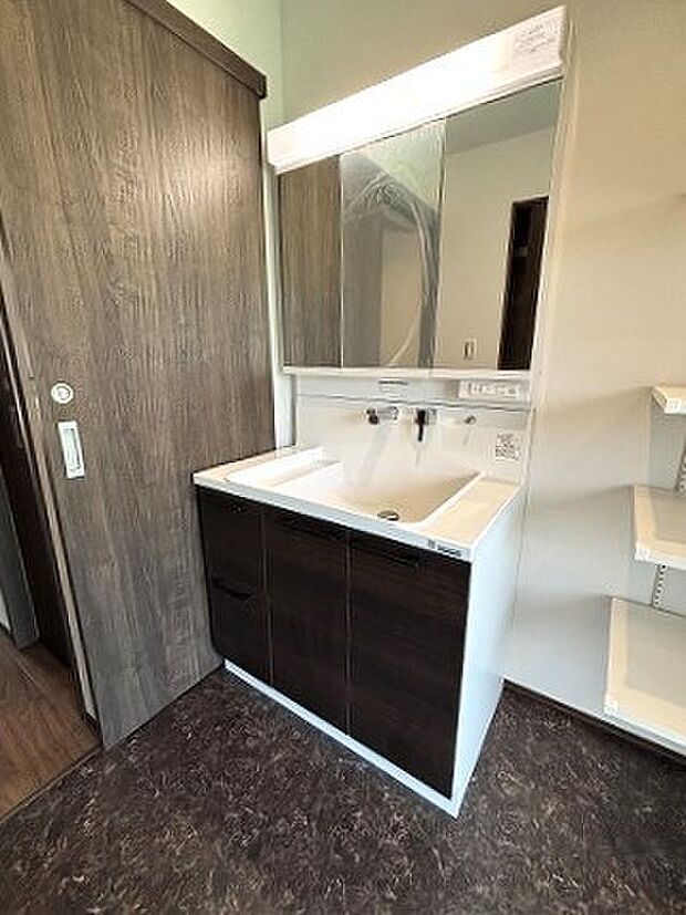 お出かけ前の身だしなみに一歩差がつく三面鏡。