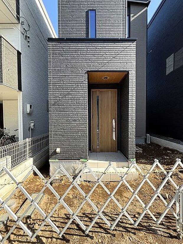 ポーチのついた新築分譲物件。玄関の印象はいかがでしょうか?入口からご覧ください。