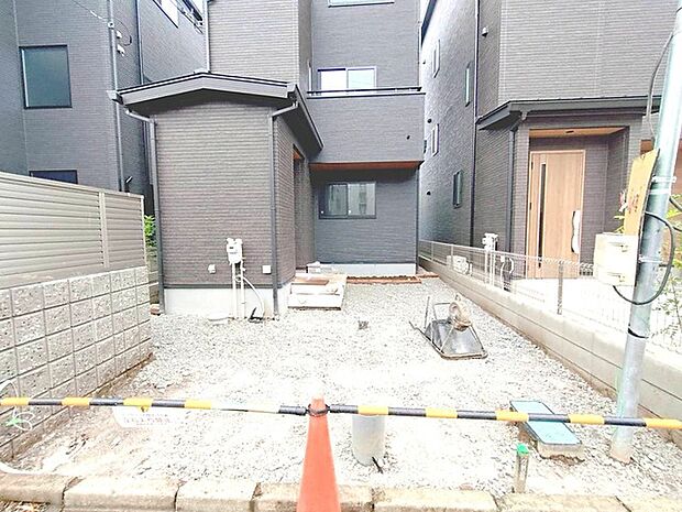 マイカースペースを1台分確保。現地で車幅と共にご確認ください。 