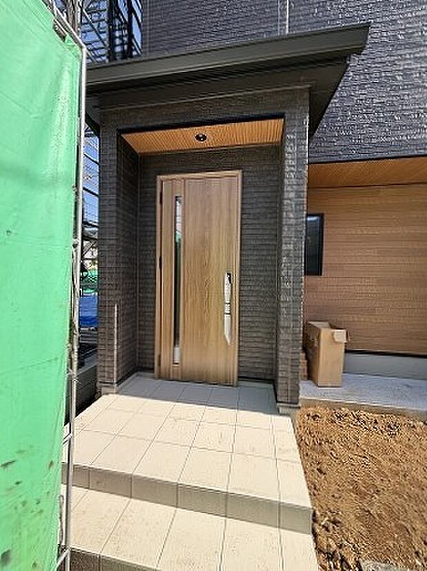 ポーチのついた新築分譲物件。玄関の印象はいかがでしょうか?入口からご覧ください。