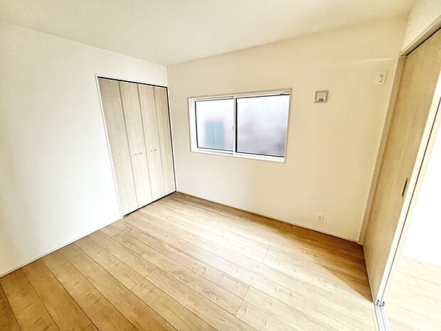 ナチュラルウッドの色合いが、室内にあたたかな雰囲気を運びます。