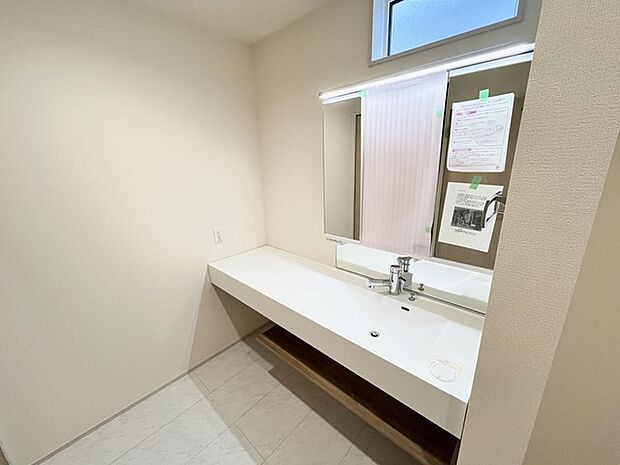 洗面化粧台は清潔感の漂うホワイトをベースカラーに、シンプルなデザインで。