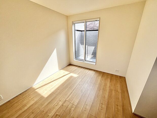 今からここを誰のお部屋にしようか、そんな洋室です。