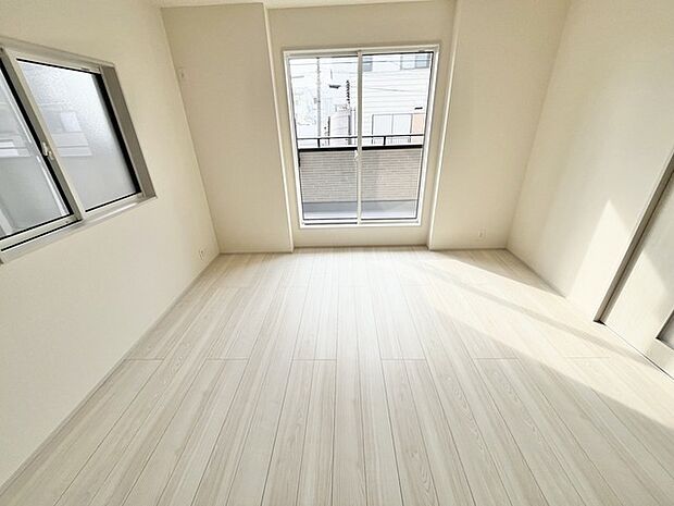 広がる空間に、心地よい光が穏やかに満ちています。