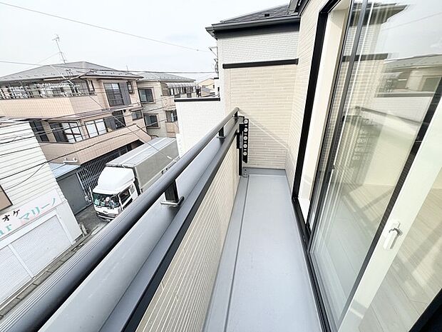 広々としたバルコニーから、近隣の街並みを眺める穏やかな時間。